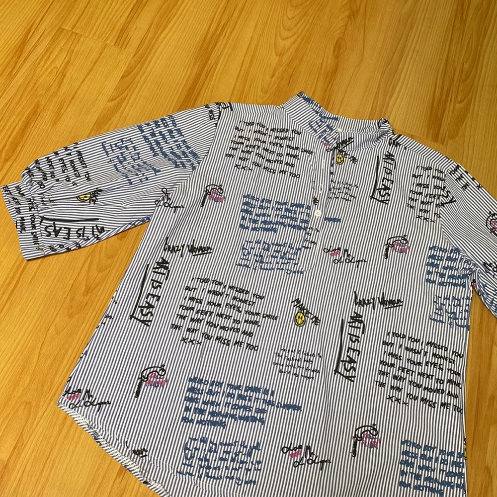 Nice blouse with short sleeve. Some positive writing and prints.